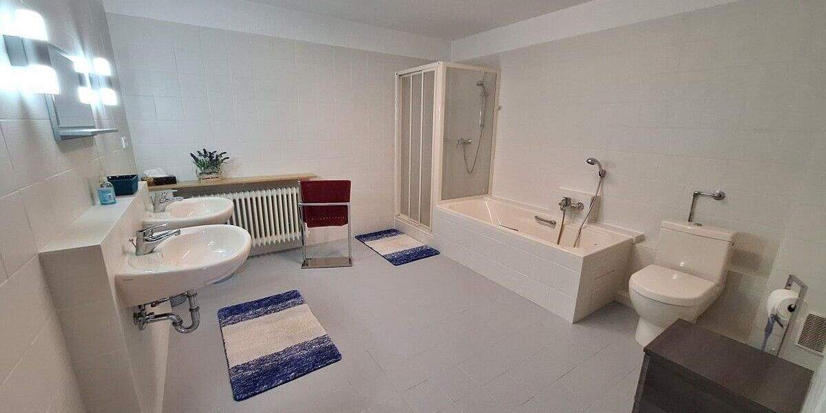 Freiwerdendes Zweifamilienhaus mit Garage in Toplage am Feldrand 6 zimmer