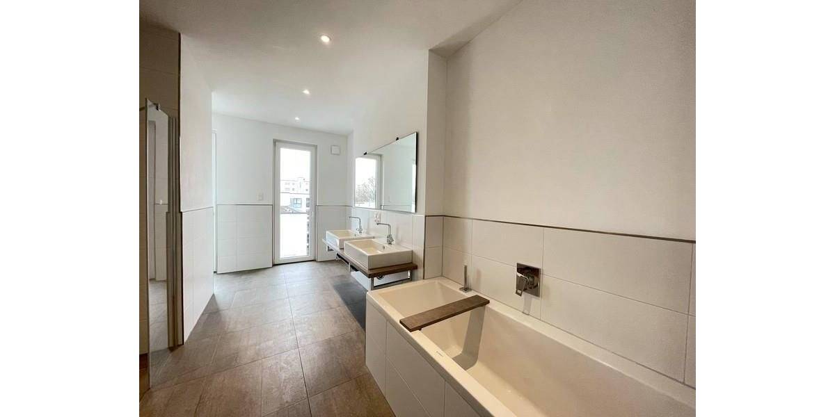 Luxuswohnen!!! Traumhafte XXL-Loftetage mit überdachtem Balkon & schicker Einbauküche in Nürnberg 5 zimmer