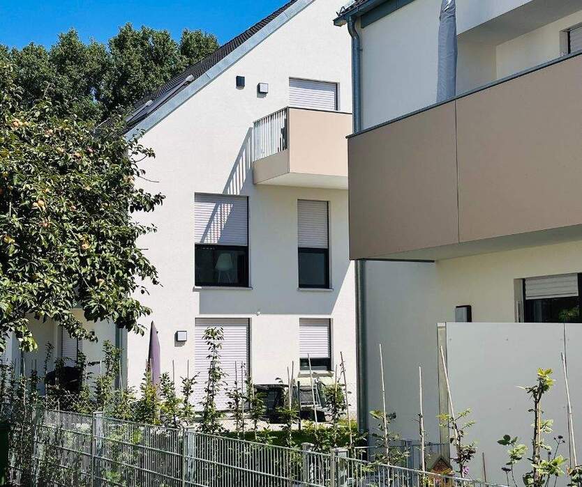 Wohnen plus Mehrwert in ruhiger Lage! Wohnen auf zwei Etagen mit Garten und gelebter Vielseitigkeit im UG! Bezug in Kürze!