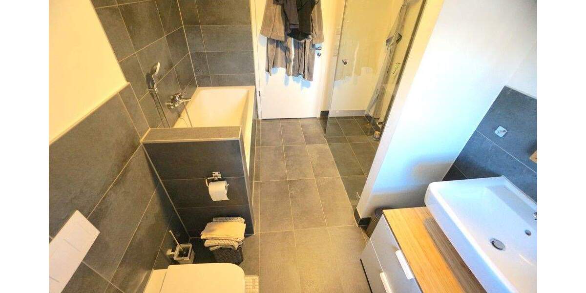 Herrliche 3-Zi.-DG-Wohnung | Aufzug | EBK | Tageslichtbad m. Dusche + Wanne | AR | 3 zimmer