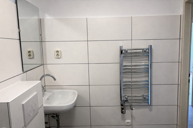 Provisionsfrei & leerstehend: Stilvoll sanierte 1,5-Zimmer-Wohnung mit großer Loggia (Erbbaurecht) 1 zimmer