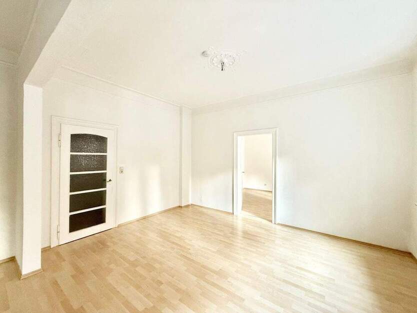 Bereits frei und im beliebten Rennweg! Schöne 3,5-Zimmer-Wohnung mit eigener Terrasse, hohen Decken & Altbaucharme!