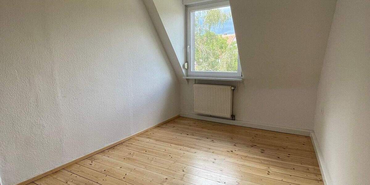 Erlenstegen ! Helle gepflegte 2,5-Zi.DG-Whg.,53 m², Holzdielenböden, Gartenmitbenutzung, 3.OG ohne Aufzug 2 zimmer