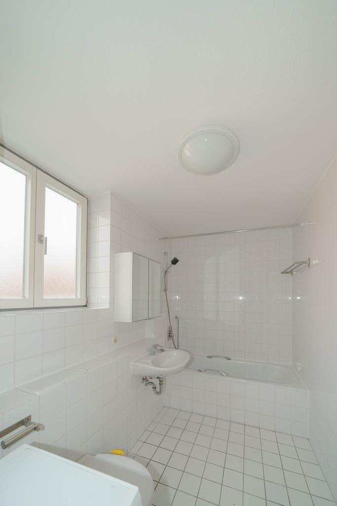 Wohlfühlen auf zwei Ebenen! Lichtdurchflutete Maisonettewohnung mit Burgblick und Tiefgaragenstellplatz. 3.5 zimmer