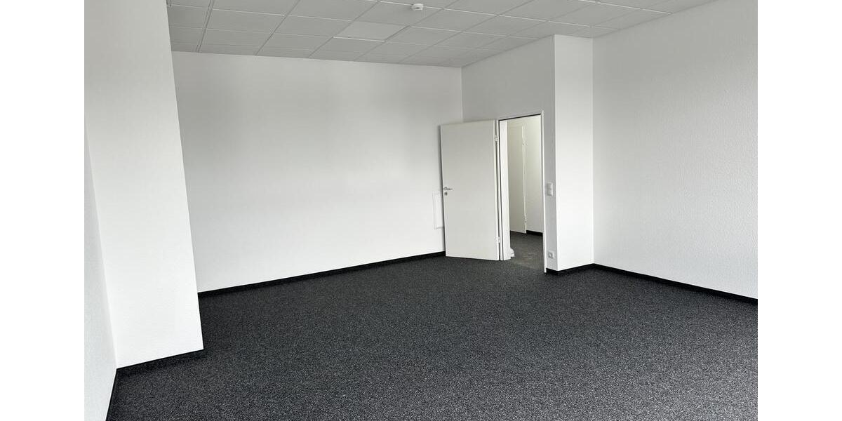 Neuwertiges Büro (ca. 42qm) mit Blick auf den Moritzberg in der Industriestraße 23a zimmer