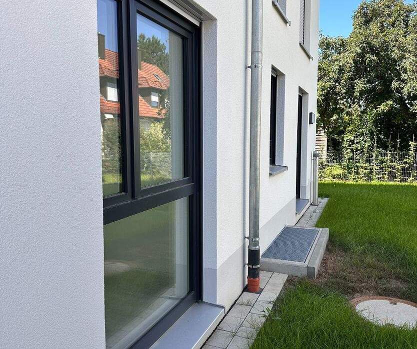 Wohnen plus Mehrwert in ruhiger Lage! Wohnen auf zwei Etagen mit Garten und gelebter Vielseitigkeit im UG! Bezug in Kürze!