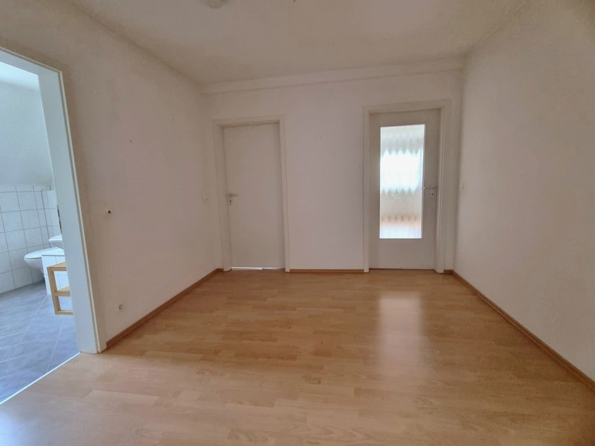 Schöne 3-Zi-Whg - FÜR MAXIMAL 2 PERSONEN -Einbauküche – Tageslichtbad – Wiesengrund in Laufweite zimmer