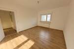 * CHARMANT - NEU RENOVIERT - SOFORT BEZUGSFÄHIG * schöne 3 Zi.-Wohnung mit GARAGE in SC-WOLKERSDORF 3 zimmer