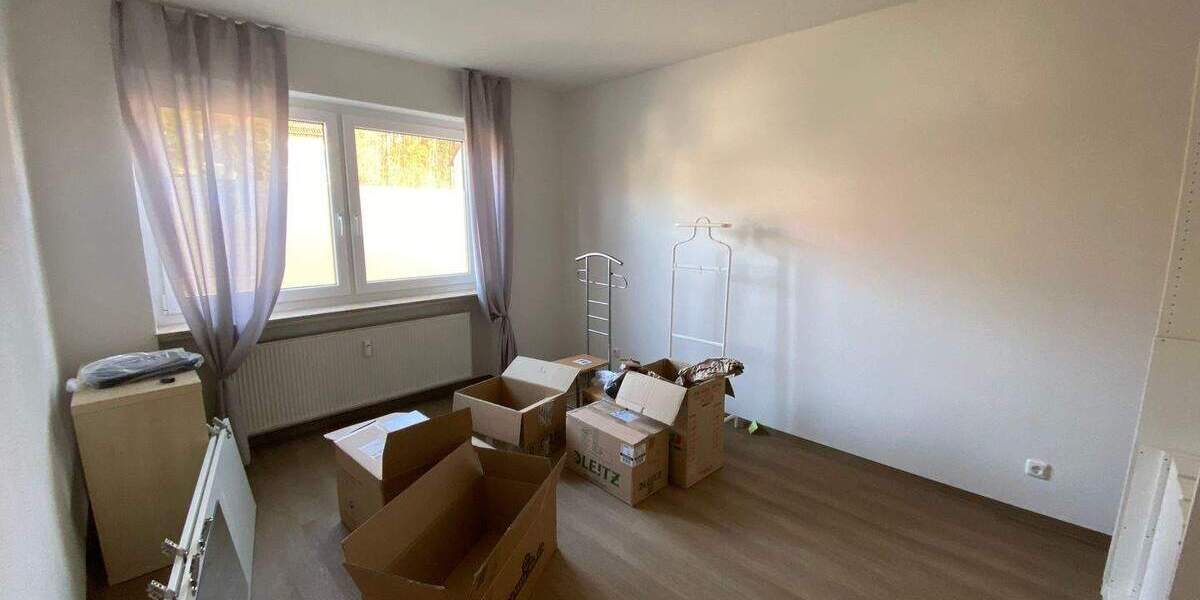 Komplettverkauf: Solides 4 FH auf ca. 989 m² Grund und Betriebsgebäude auf ca. 719 m² Grund (Gesamt ca. 1.708 m² Grundstück). 1 zimmer