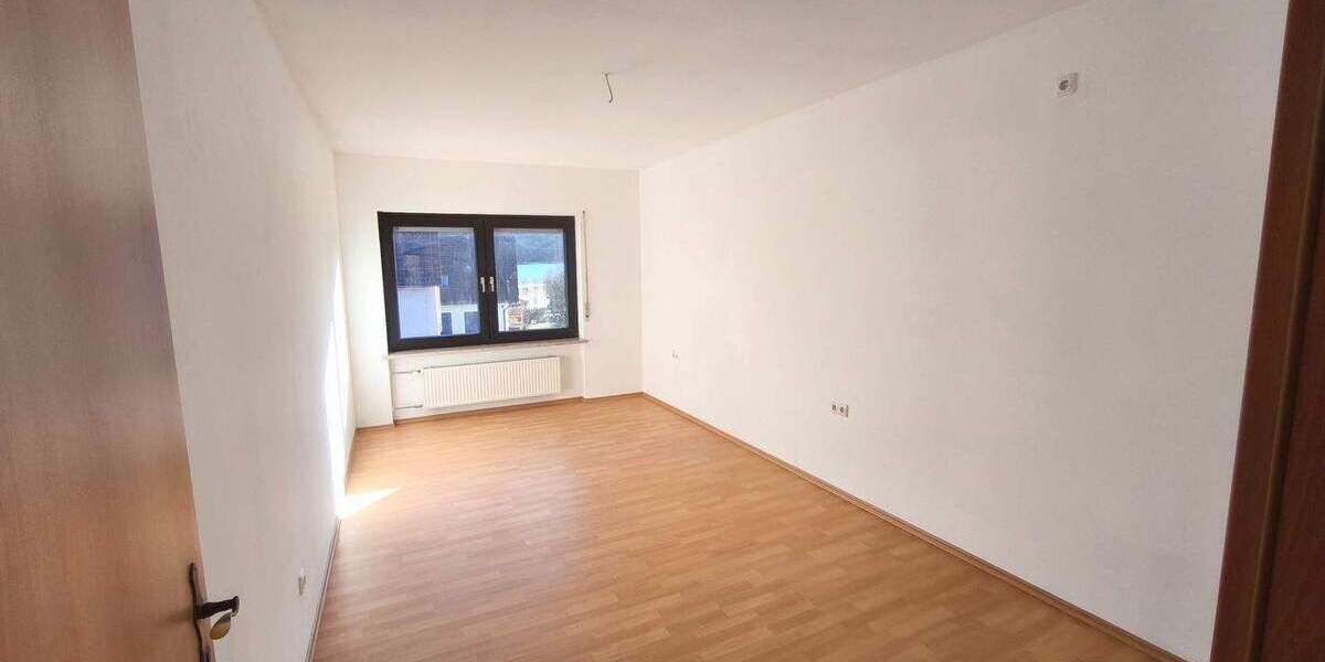 Etagenwohnung Neunkirchen a.Brand Ermreuth - 3 Zimmer, 125 m&sup2;, 1.000&euro; | Angebot:26471152