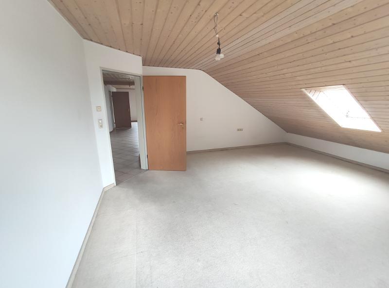 3 Zi. DG Wohnung mit Küche, Gartenmitbenutzung und Stellplatz - Etagenwohnung Weisendorf | Angebot:27651233