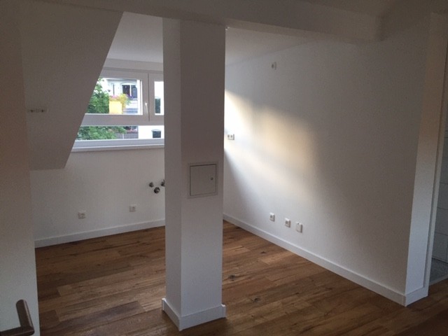 Neuwertige 3-Zimmer-DG-Wohnung mit Loggia und KFZ-Stellplatz Nbg-Schweinau 3 zimmer