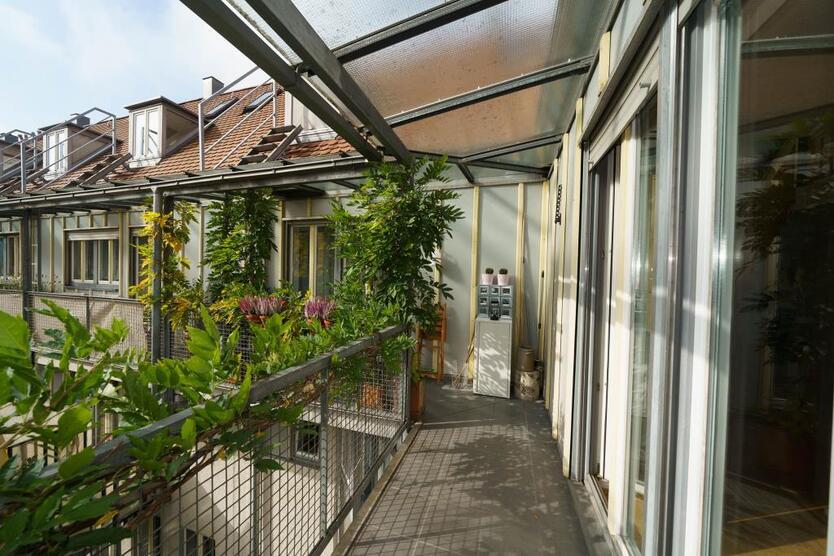 Wohlfühlen auf zwei Ebenen! Lichtdurchflutete Maisonettewohnung mit Burgblick und Tiefgaragenstellplatz. 3.5 zimmer