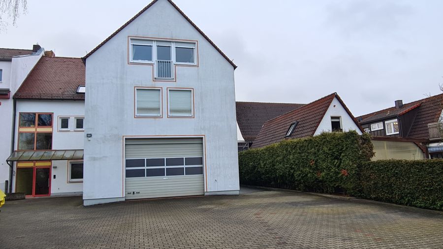 Provisionsfrei* Werkstatt-, Betriebsgebäude mit zwei Wohnungen und Garagen zimmer