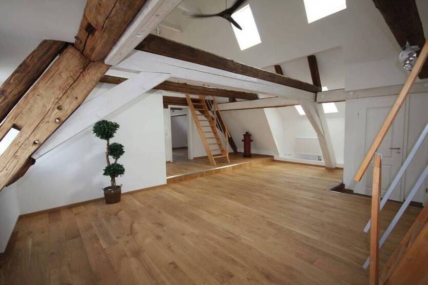 Außergewöhnliche, hochwertig ausgebaute 4-Zimmer-Galerie-Wohnung, ca. 150 m² Wohn- Nutzfläche, niedrige Nebenkosten