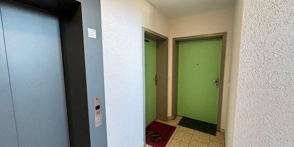 Großzügige 4-Zimmer-Wohnung mit Schwimmbadanteil, 2 Garagen und Zugang zum Gemeinschaftsgarten 4 zimmer