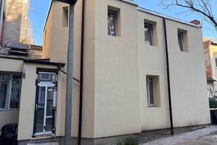 Reihenhaus Im Hinterhof von einem Mehrfamilienhaus, NbgSchweinu