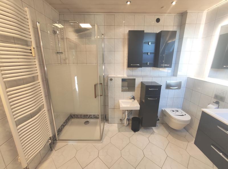 Große Maisonette mit Klimaanlagen (aktuell in 2 Wohnungen unterteilt) mit 2 Balkonen, 2 Einbauküchen und 2 Stellplätzen 5 zimmer