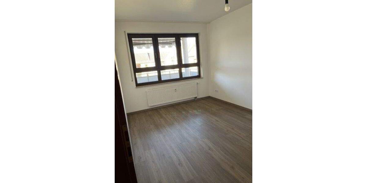 Helle, teilrenovierte 2-Zimmerwohnung - Frisch gestrichen - Neue Böden - TG-Stellplatz - Balkon 2 zimmer