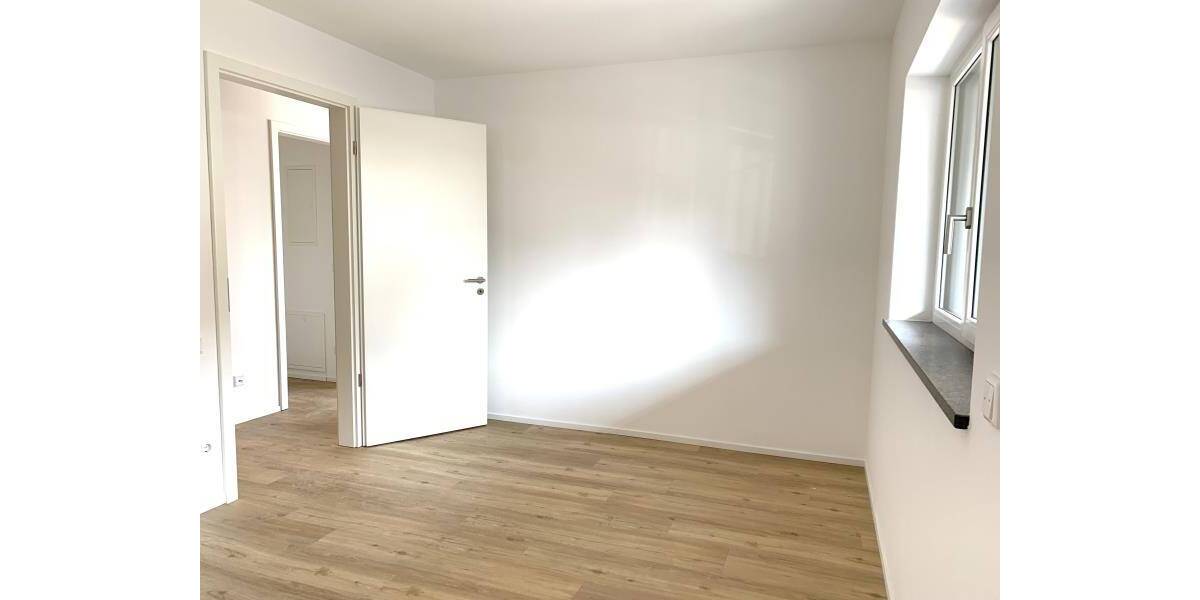 FÜ: Erstbezug! Schöne, helle 2-Zi-Whg (1.OG) mit EBK, Balkon, Aufzug + TG-Stellplatz 2 zimmer