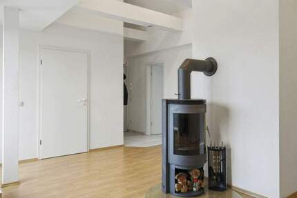 Stilvolle, 1996 ausgebaute, Dachgeschosswohnung mit Kamin, Loggia und Weitblick 2 zimmer