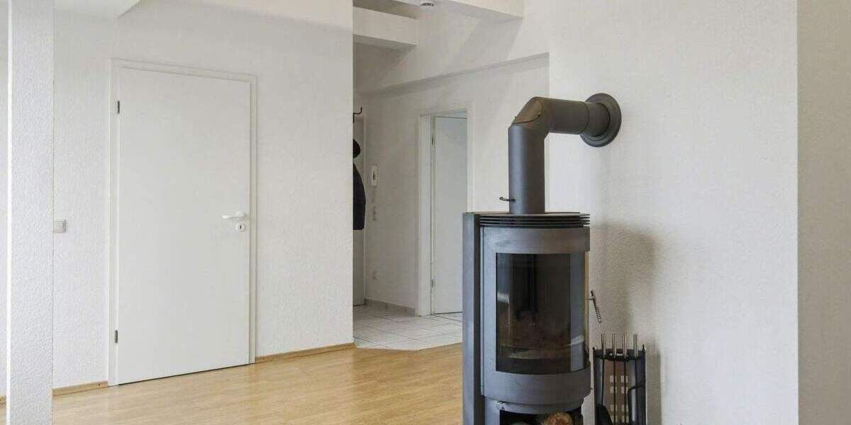 Stilvolle, 1996 ausgebaute, Dachgeschosswohnung mit Kamin, Loggia und Weitblick 2 zimmer