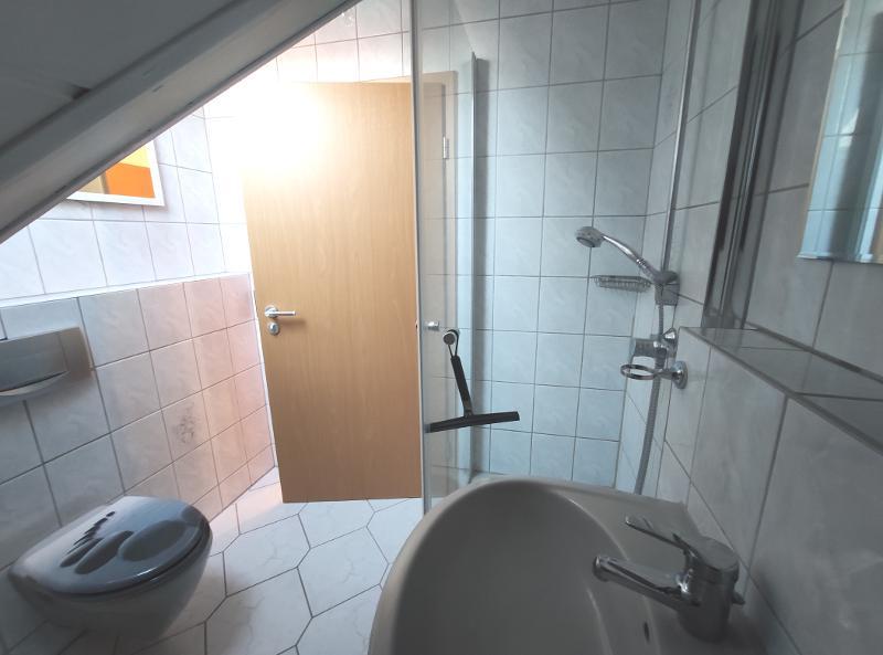 Große Maisonette mit Klimaanlagen (aktuell in 2 Wohnungen unterteilt) mit 2 Balkonen, 2 Einbauküchen und 2 Stellplätzen 5 zimmer