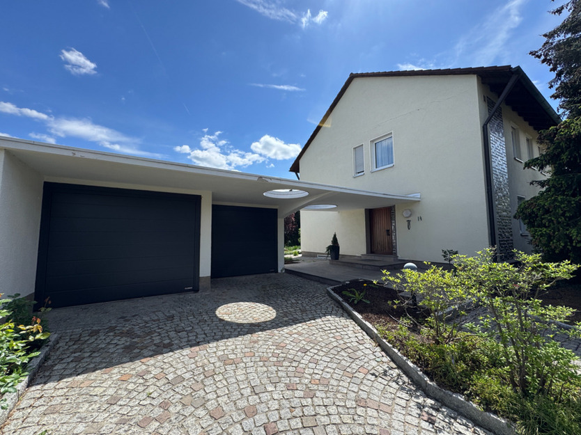 Zweifamilienhaus mit Stil: Großes Grundstück in gefragter Lage