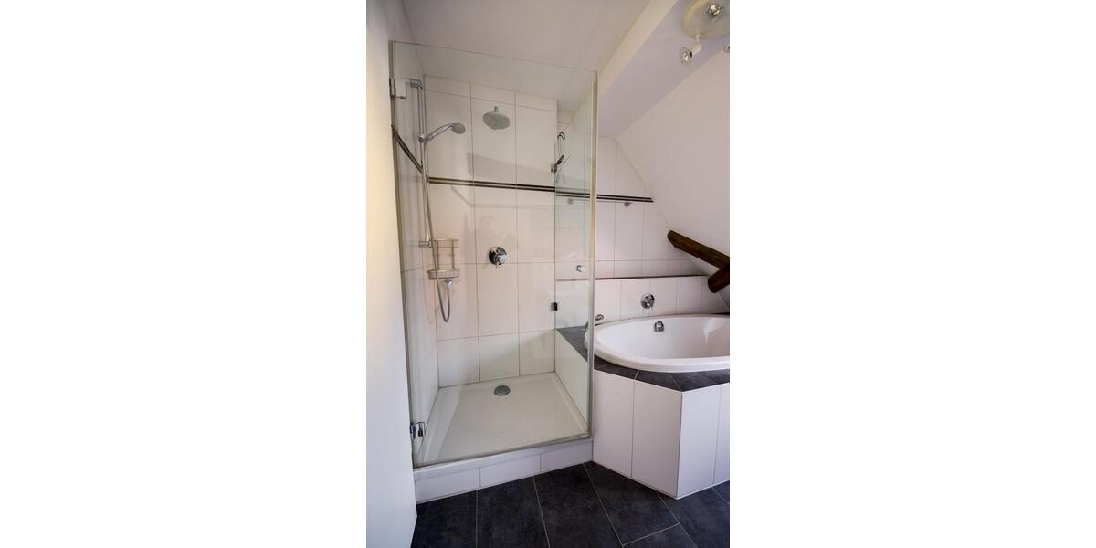 Charmante DG-Maisonette-Wohnung mit exkl. Ausstattung in Bruck 2.5 zimmer