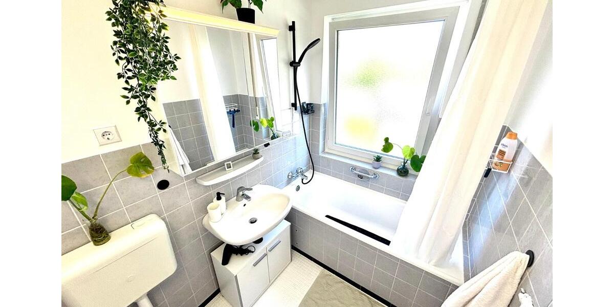 3-Zi.-Gartenwohnung: Renoviert, teilmöbliert, EBK, Balkon, Stpl. 3 zimmer