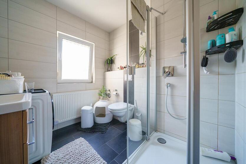 Gepflegtes Vierparteienwohnhaus zzgl. Garagen und Gewerbeeinheit! 13 zimmer