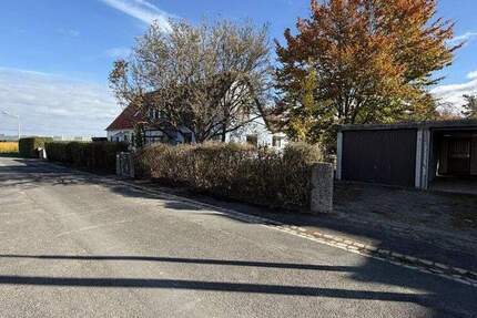 Sanierungsbedürftige Doppelhaushälfte mit 2 Garagen und großem Garten 5 zimmer