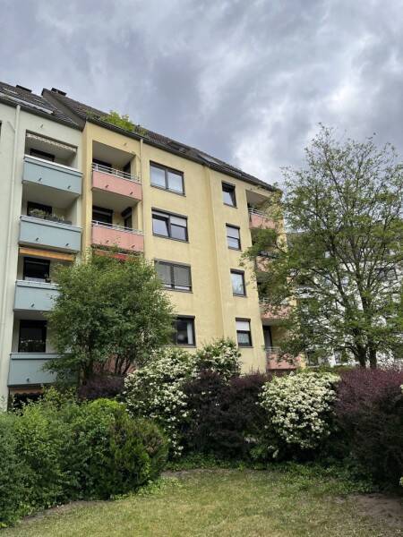 Freie 4 Zimmerwohnung - Fenitzerplatz - Balkon - Einbauküche - Parkett - TG Stellplatz