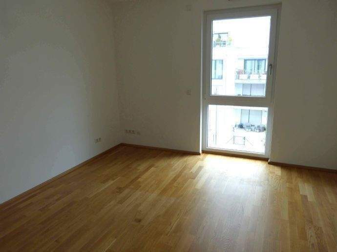 Hochwertig ausgestattete 2 Zimmer-Wohnung mit moderner Einbauküche, Parkettboden, sehr schönem Balkon, Duschbad, Aufzug + TG-Stellplatz 2 zimmer