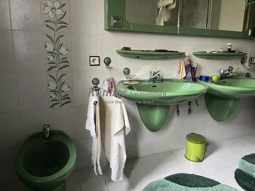 Sehr gepflegtes, geräumiges 3-Familienhaus mit 2 Doppelgaragen in begehrter Wohnlage in Roth OT 11 zimmer