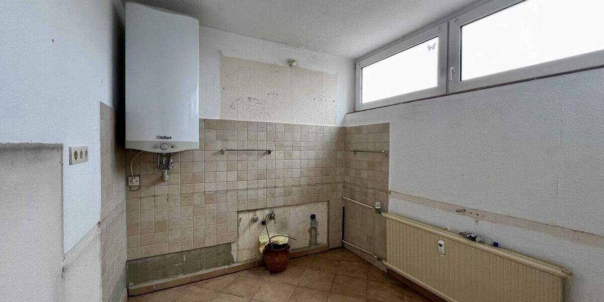 renovierungsbedürftige 3-Zi.-ETW mit zwei Balkonen in Erlangen...ab sofort zur Verfügung 3 zimmer