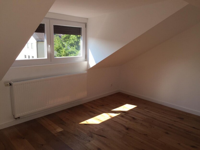 Neuwertige 3-Zimmer-DG-Wohnung mit Loggia und KFZ-Stellplatz Nbg-Schweinau 3 zimmer