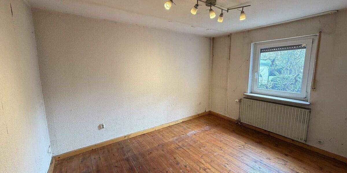 Sanierungsbedürftige Doppelhaushälfte mit 2 Garagen und großem Garten 5 zimmer