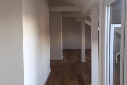 Neuwertige 3-Zimmer-DG-Wohnung mit Loggia und KFZ-Stellplatz | Nbg-Schweinau zimmer