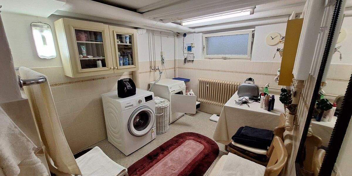 Großzügige Doppelhaushälfte mit großem Garten, 2 Einzelgaragen und Sauna 6 zimmer