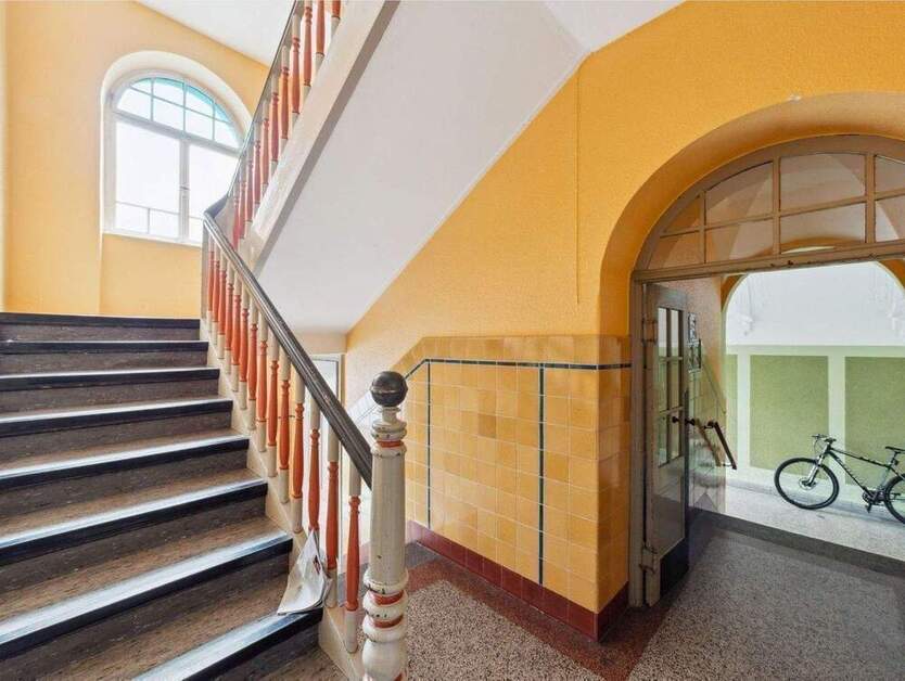Bereits frei und im beliebten Rennweg! Schöne 3,5-Zimmer-Wohnung mit eigener Terrasse, hohen Decken & Altbaucharme!