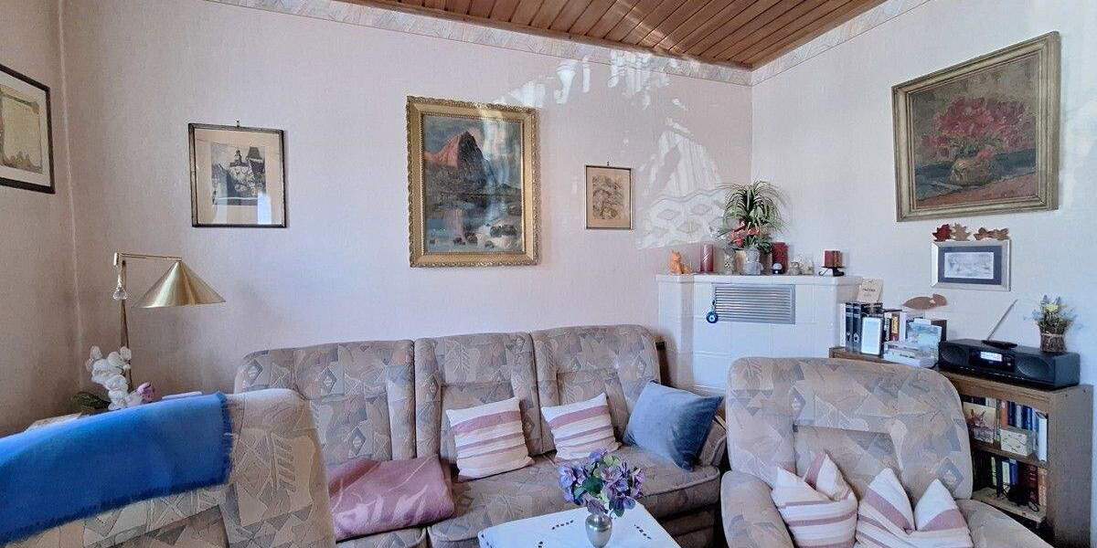 Gepflegtes Dreifamilienhaus in schöner Wohnlage mit zwei Einzelgaragen 7 zimmer