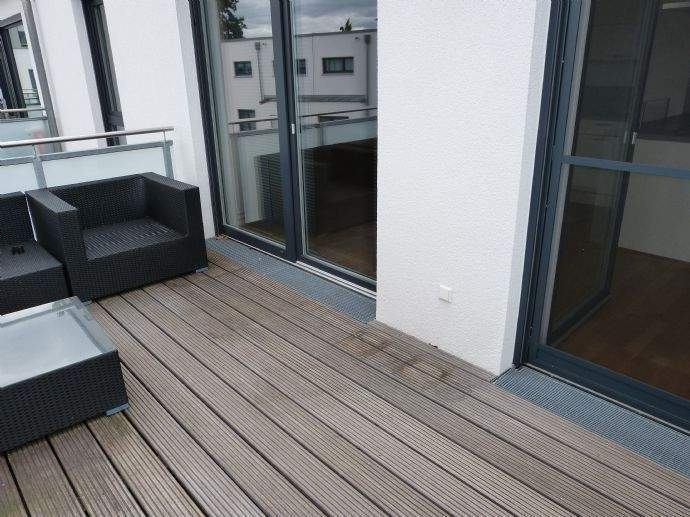 Hochwertig ausgestattete 2 Zimmer-Wohnung mit moderner Einbauküche, Parkettboden, sehr schönem Balkon, Duschbad, Aufzug + TG-Stellplatz 2 zimmer