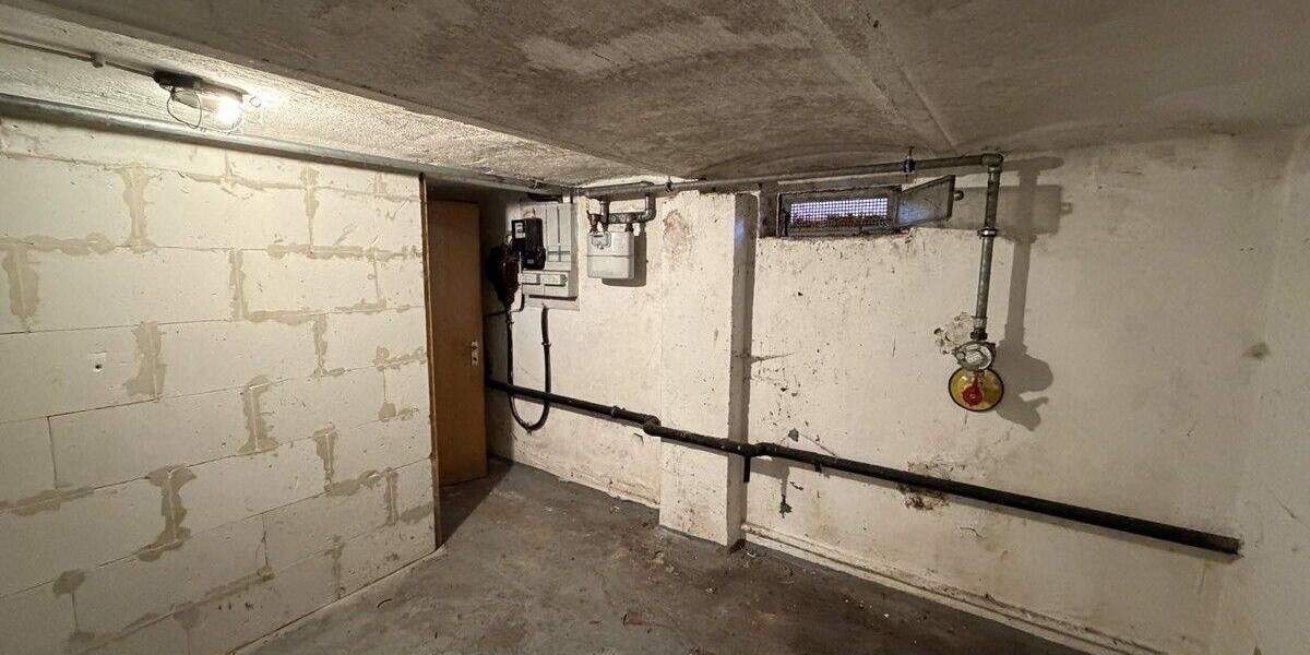 Sanierungsbedürftige Doppelhaushälfte mit 2 Garagen und großem Garten 5 zimmer