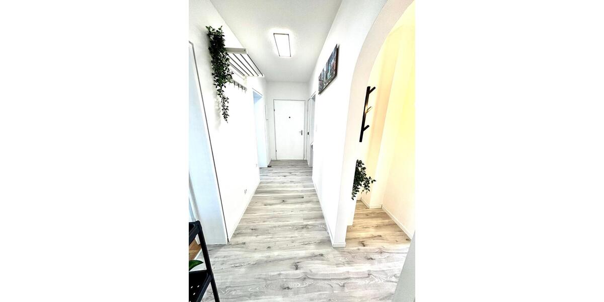 3-Zi.-Gartenwohnung: Renoviert, teilmöbliert, EBK, Balkon, Stpl. 3 zimmer