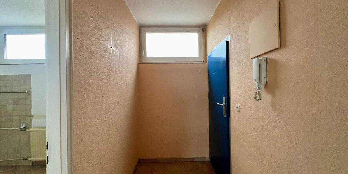 renovierungsbedürftige 3-Zi.-ETW mit zwei Balkonen in Erlangen...ab sofort zur Verfügung 3 zimmer