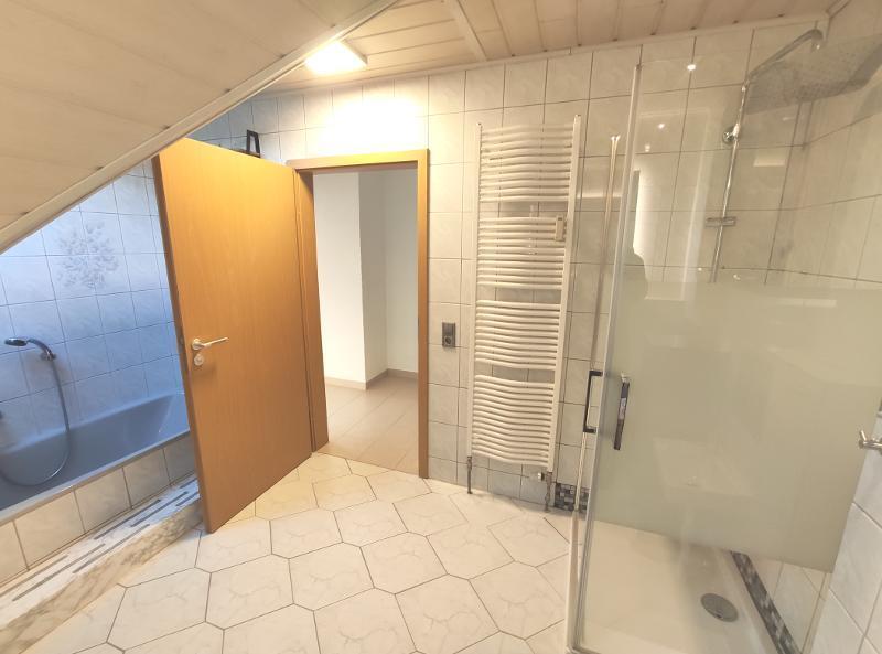 Große Maisonette mit Klimaanlagen (aktuell in 2 Wohnungen unterteilt) mit 2 Balkonen, 2 Einbauküchen und 2 Stellplätzen 5 zimmer