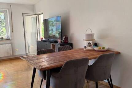 Ruhige und zentrale 3-Zimmer-Wohnung mit Echtholzboden & Südbalkon 3 zimmer