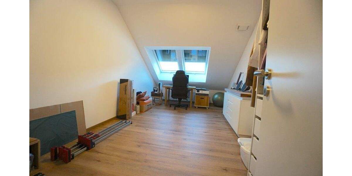 Herrliche 3-Zi.-DG-Wohnung | Aufzug | EBK | Tageslichtbad m. Dusche + Wanne | AR | 3 zimmer