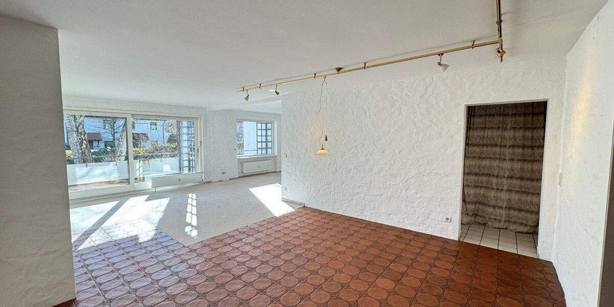 Großzügige 4-Zimmer-Wohnung mit Schwimmbadanteil, 2 Garagen und Zugang zum Gemeinschaftsgarten 4 zimmer